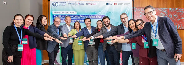 Integrantes del Grupo Tripartito Promotor del Mecanismo Regional para el Reconocimiento Mutuo de Certificación de Competencias Laborales. Integrantes del Grupo Tripartito Promotor del Mecanismo Regional para el Reconocimiento Mutuo de Certificación de Competencias Laborales.